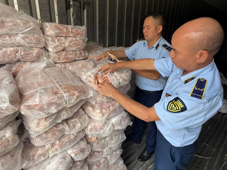 Chan 1,5 tan chan ga dong lanh khong ro xuat xu dang di tieu thu hinh anh