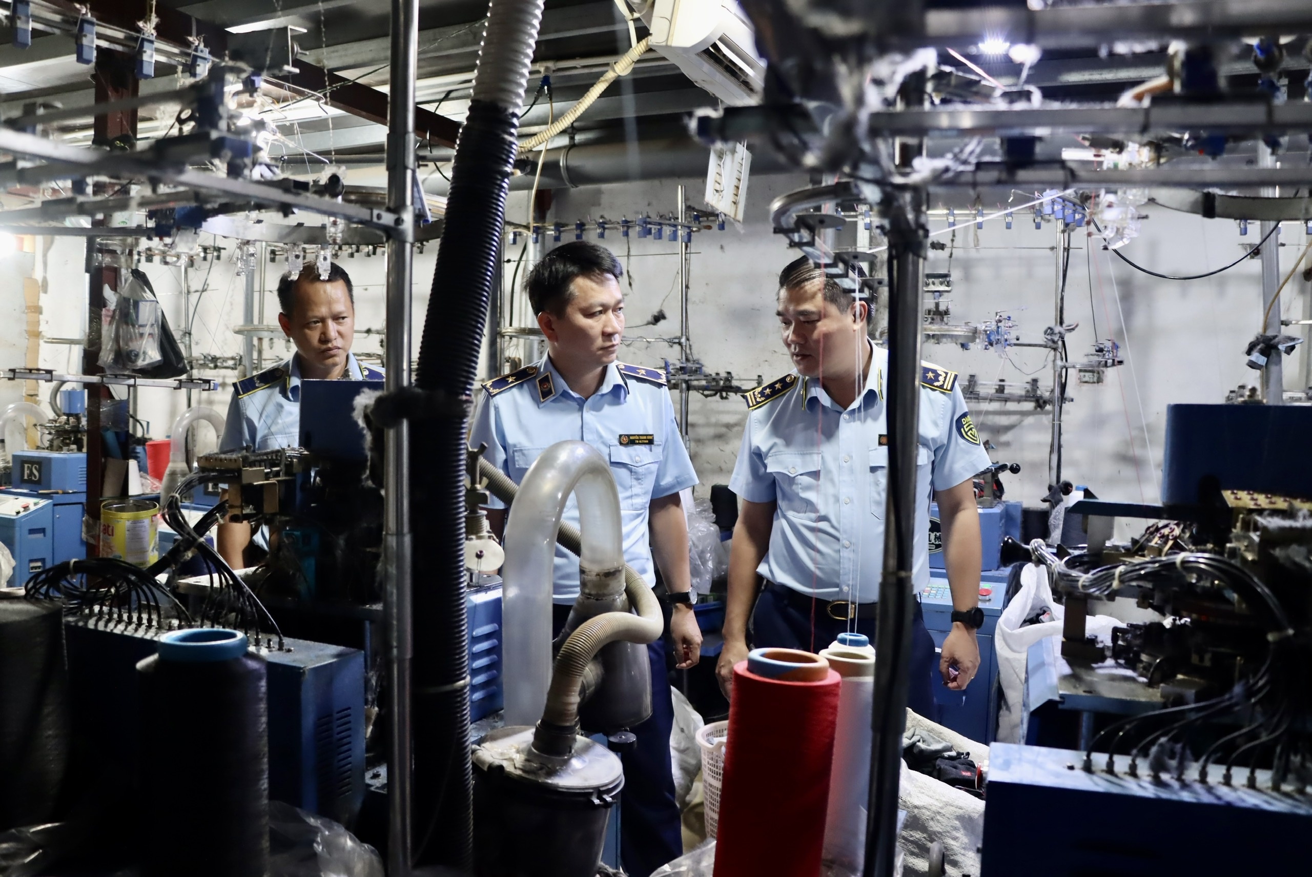 Dot kich xuong san xuat tat nghi gia thuong hieu Uniqlo tai La Phu hinh anh