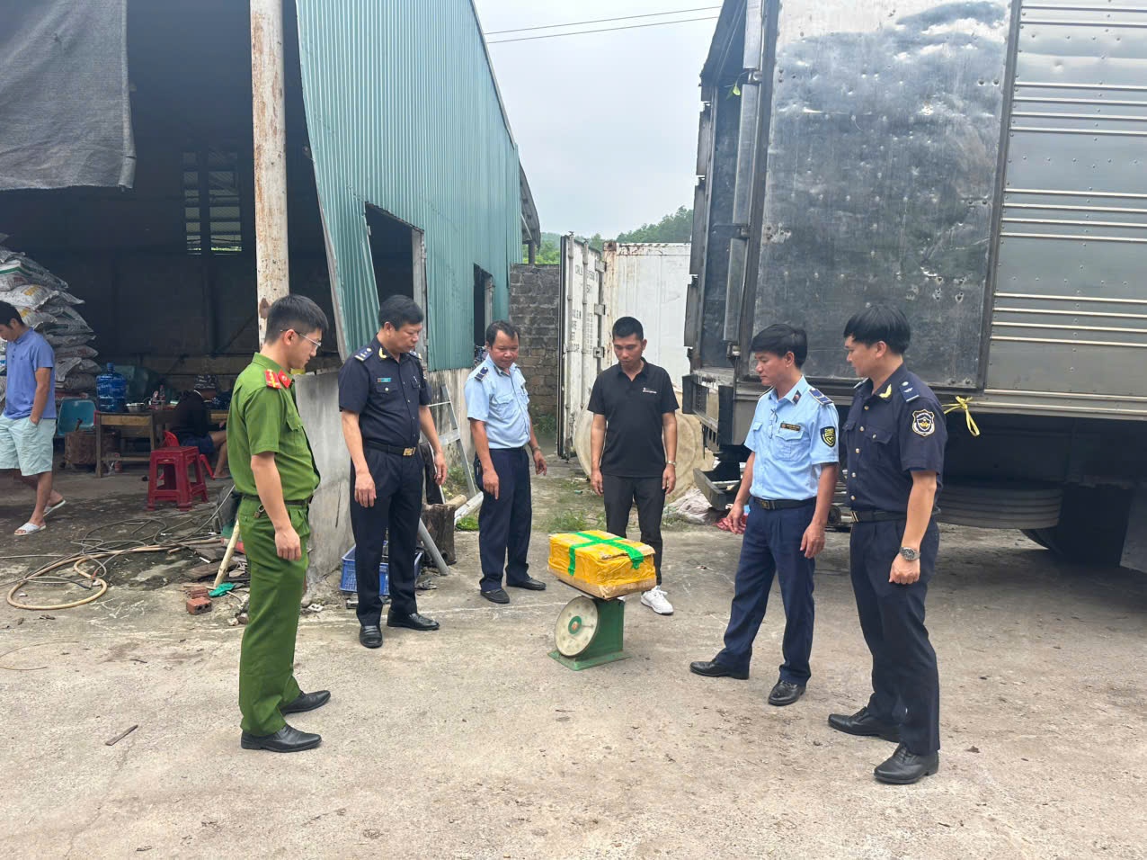 Chan 25 tan muc ong, sach bo, chan ga boc mui sap len ban nhau hinh anh