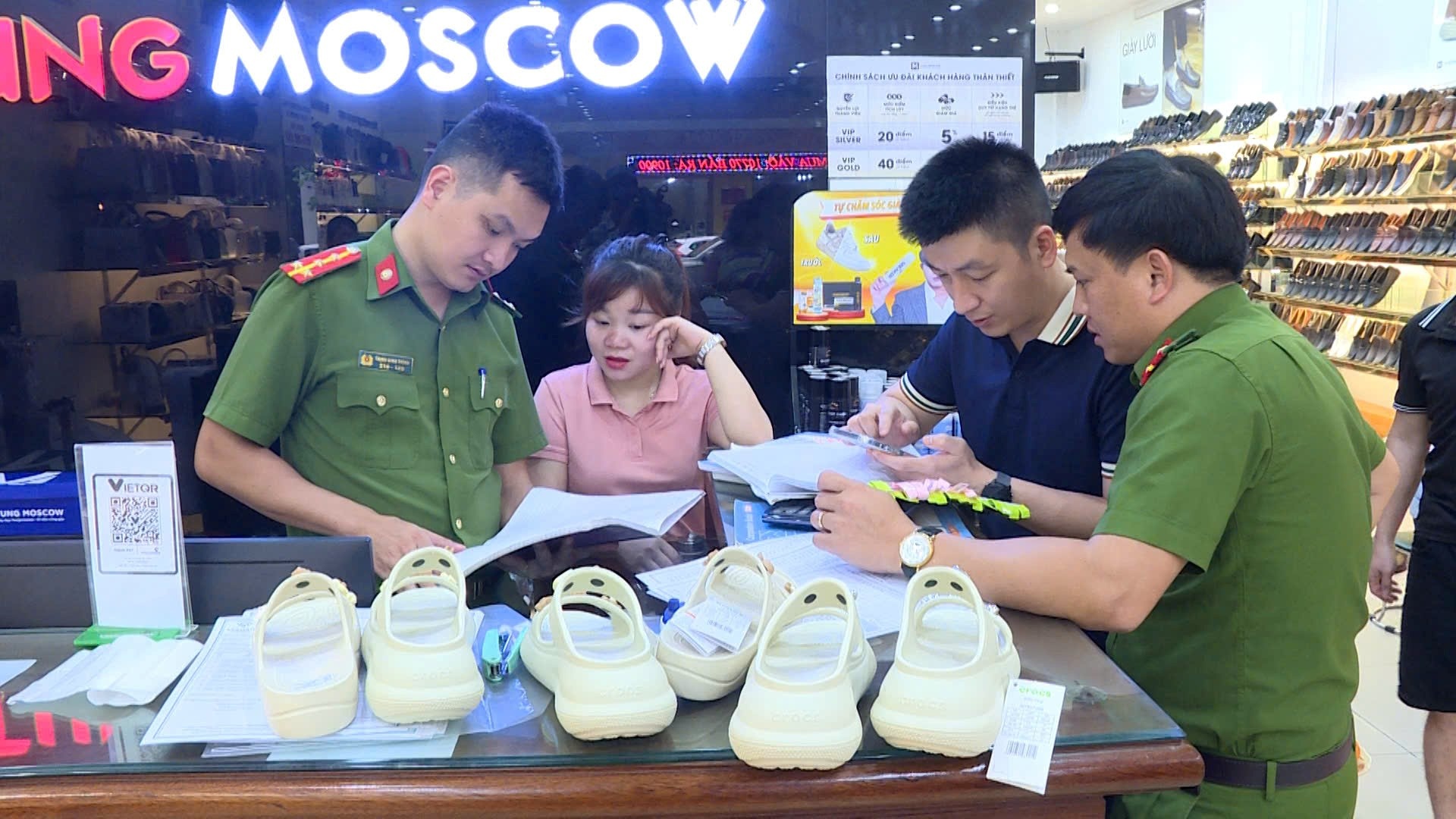 Chuyen ho so sang cong an vu Tung Moscow ban Gucci, Dior nghi gia mao hinh anh