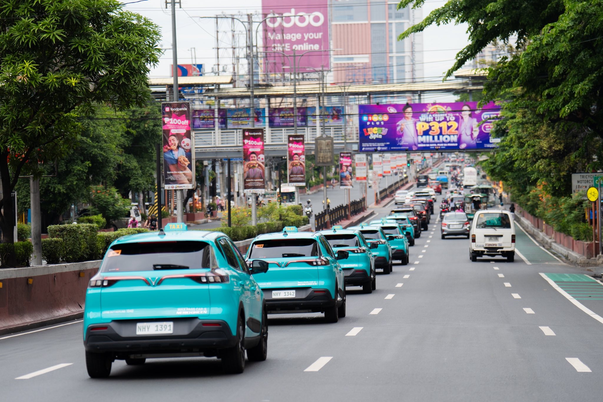 Hang goi xe cua ty phu Pham Nhat Vuong vao Philippines hinh anh