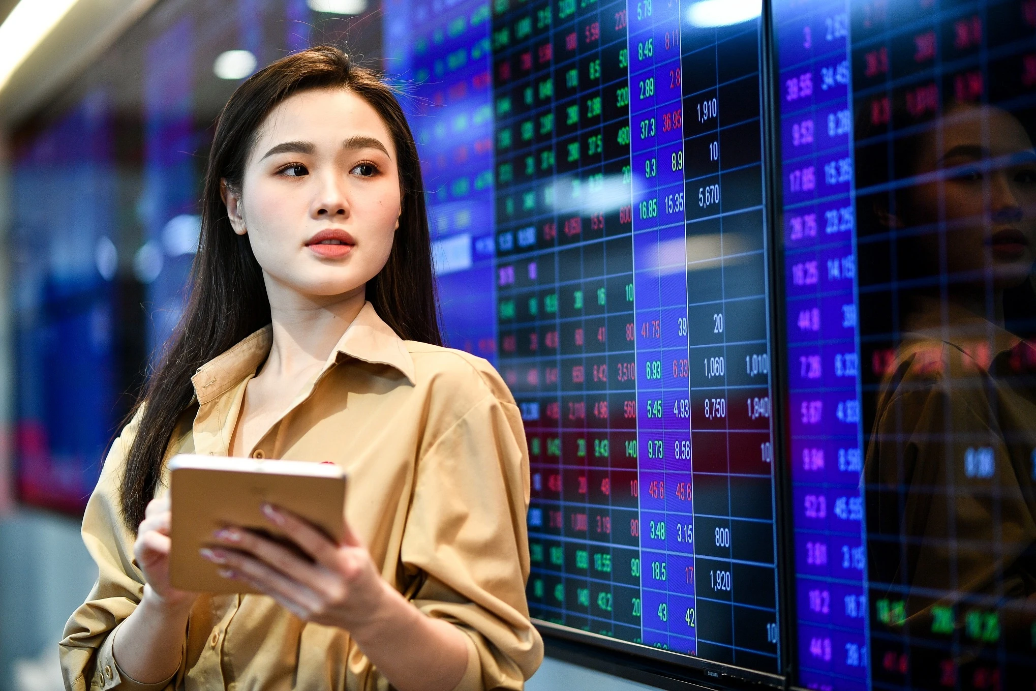 Co phieu dau khi troi day trong ngay chung khoan do lua hinh anh