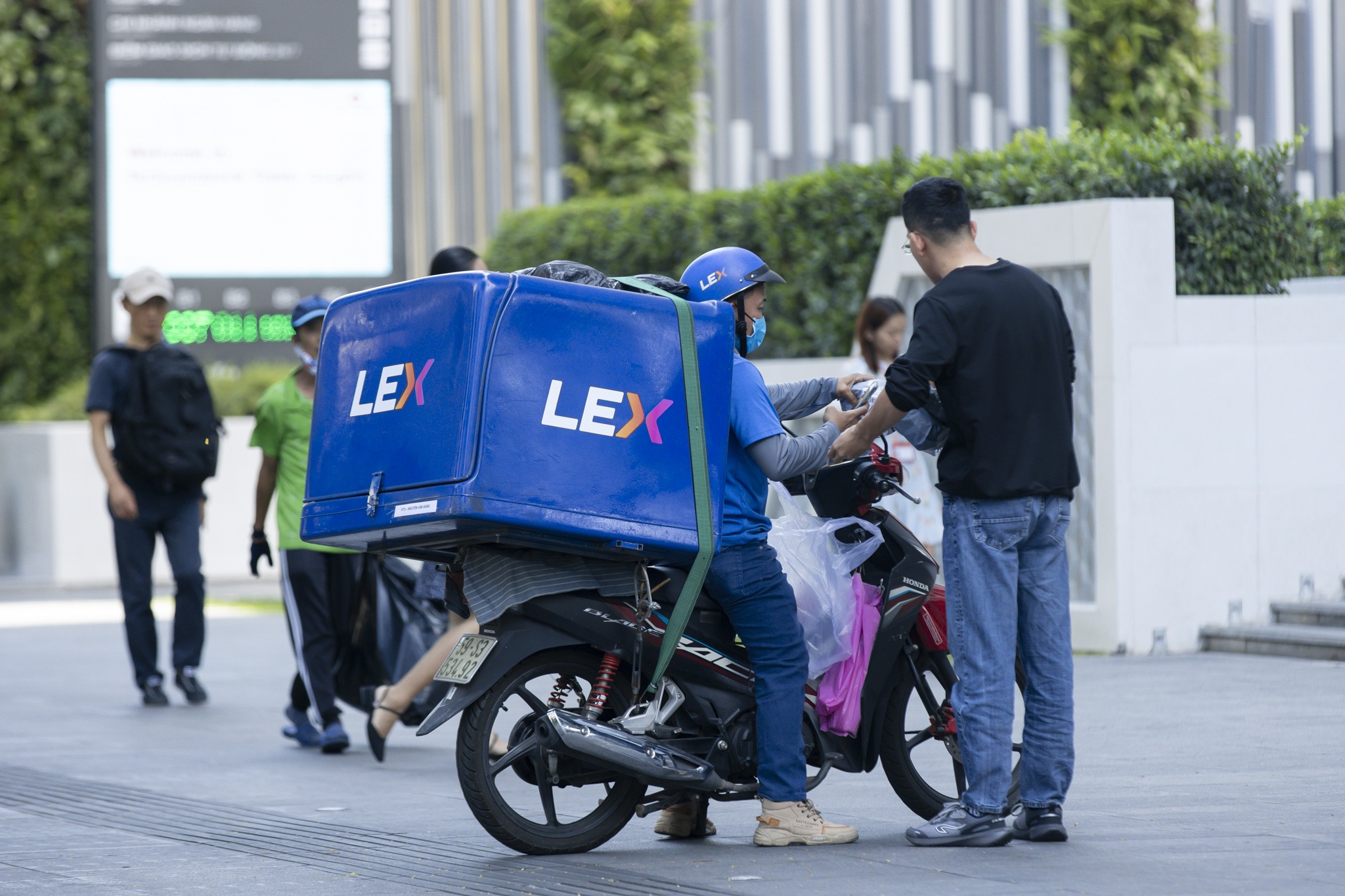 san chay dua tmdt freeship,  lazada freeship,  shopee freeship,  thuong mai dien tu anh 1