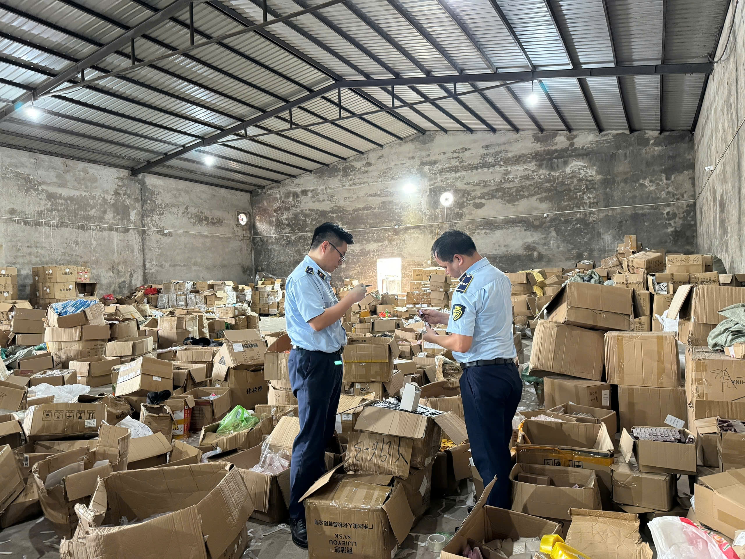 Phat hien kho hang 'ma' dieu hanh tu Trung Quoc, ban qua TikTok hinh anh