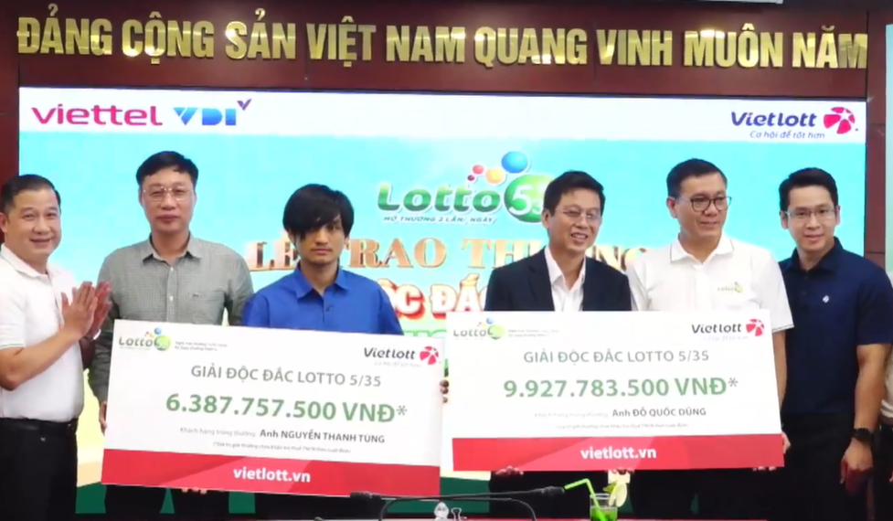 Hai nguoi trung xo so Vietlott tien ty khong deo mat na hinh anh