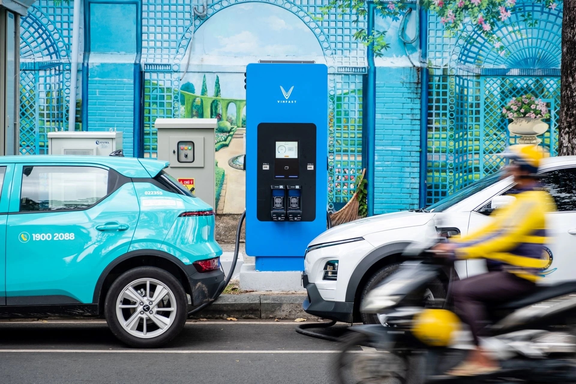 Doi tac doc quyen ban ac quy cho VinFast lai dam hinh anh