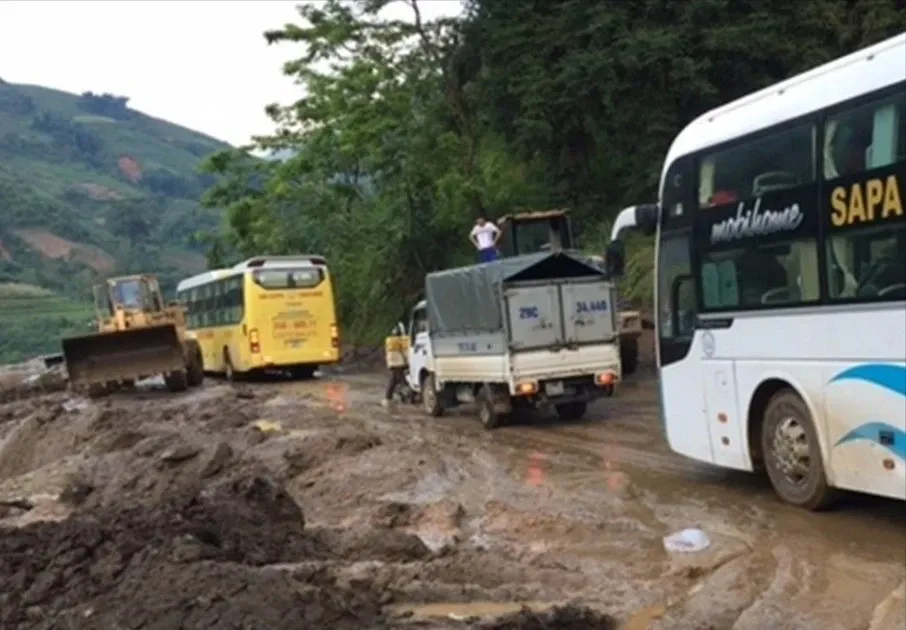 Cam xe hop dong cho khach vao khu vuc canh bao mua lu, sat lo dat hinh anh