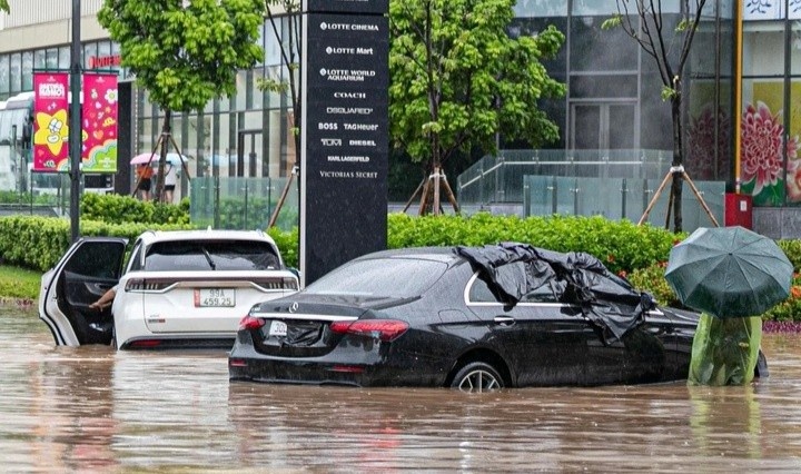 Xe ngap nuoc do mua bao Kajiki: Dieu kien nao huong bao hiem? hinh anh