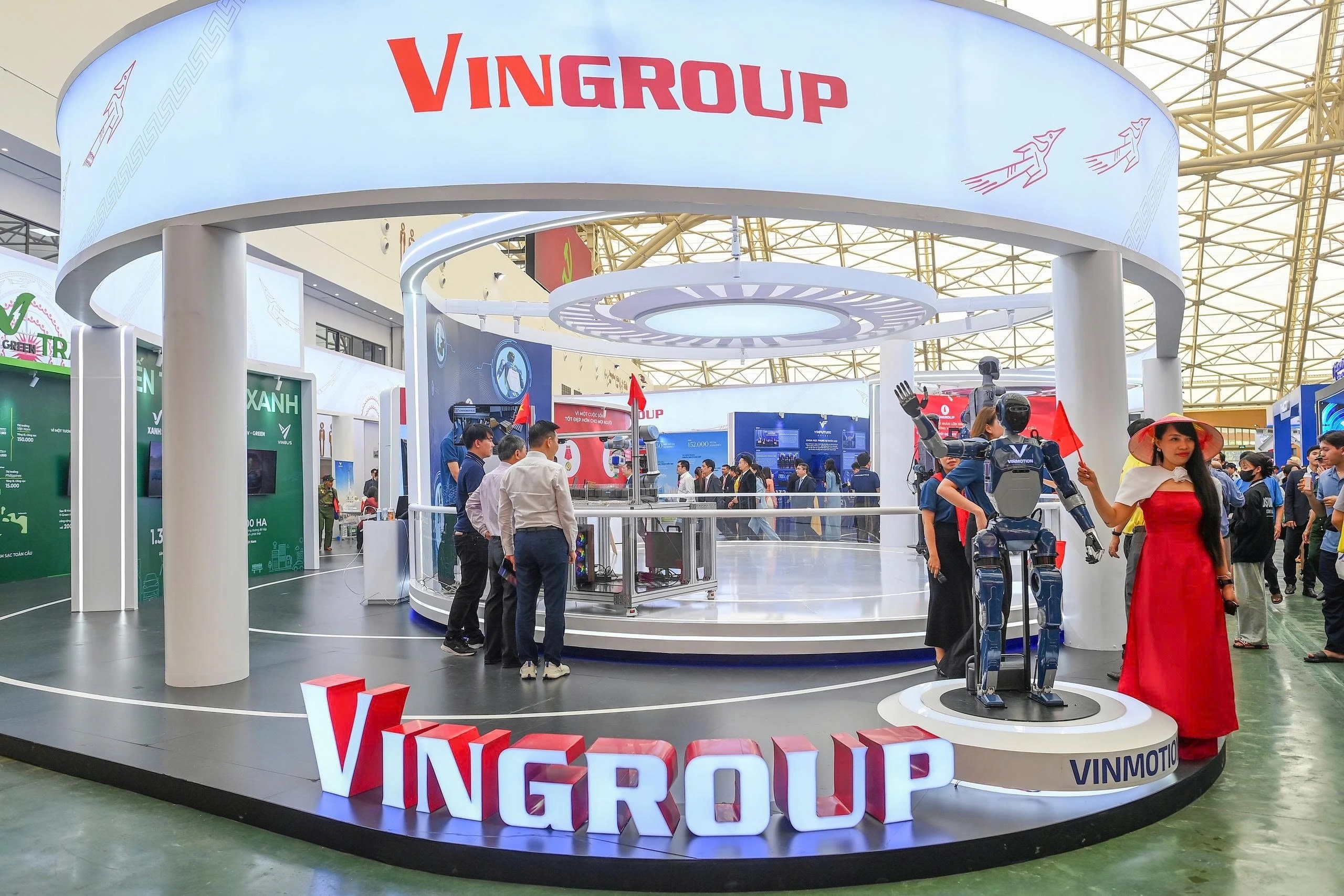 trien lam a80 vingroup,  robot cua vingroup anh 1