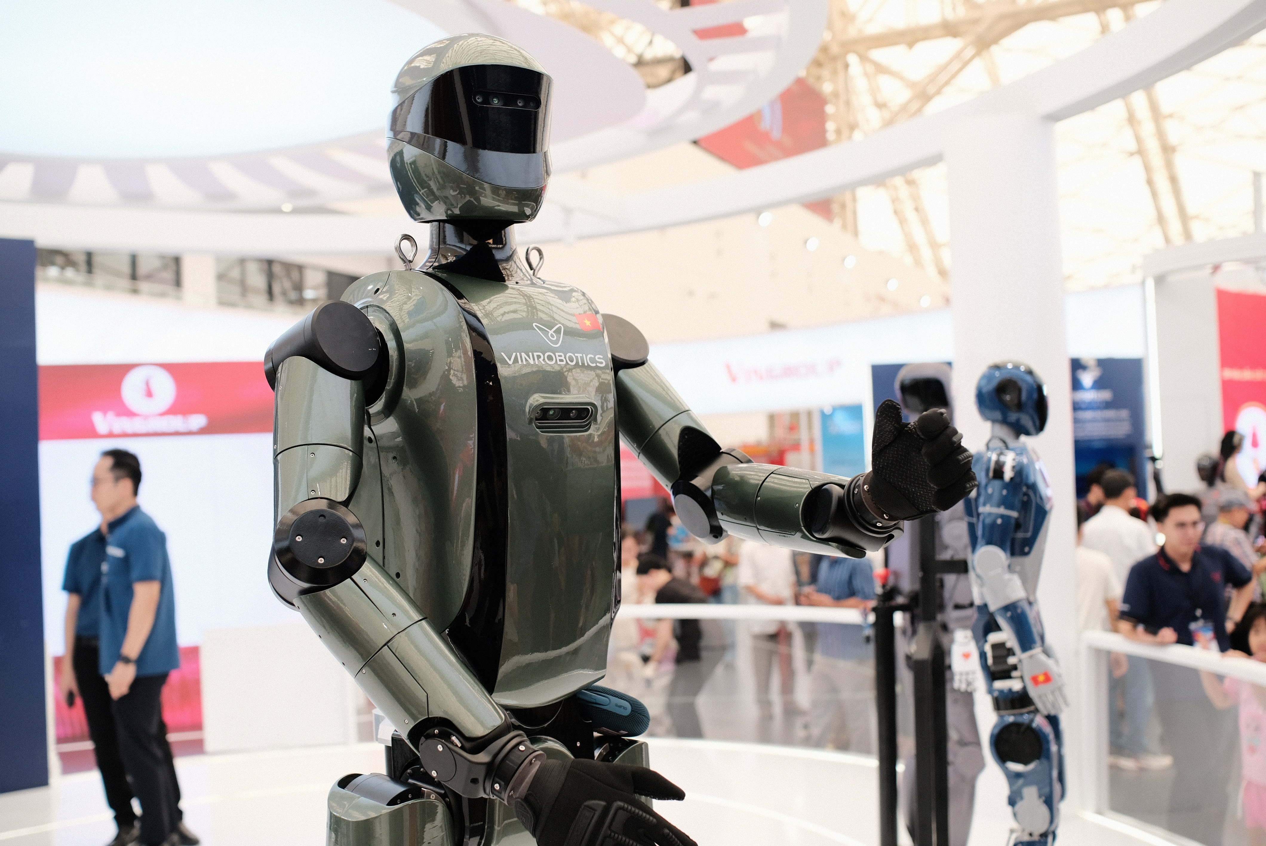 Tan thay robot hinh nguoi cua Vingroup di lai, chao co hinh anh