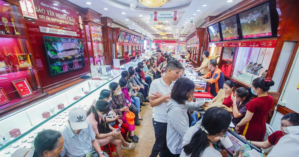 Co tien khong mua noi vang, tom lai chuyen gi dang xay ra? hinh anh