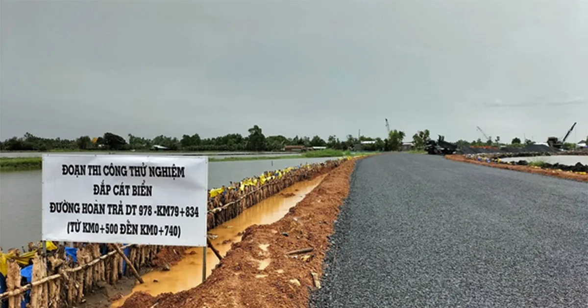 Bo truong Xay dung canh bao viec dung cat bien de lam duong, xay nha hinh anh