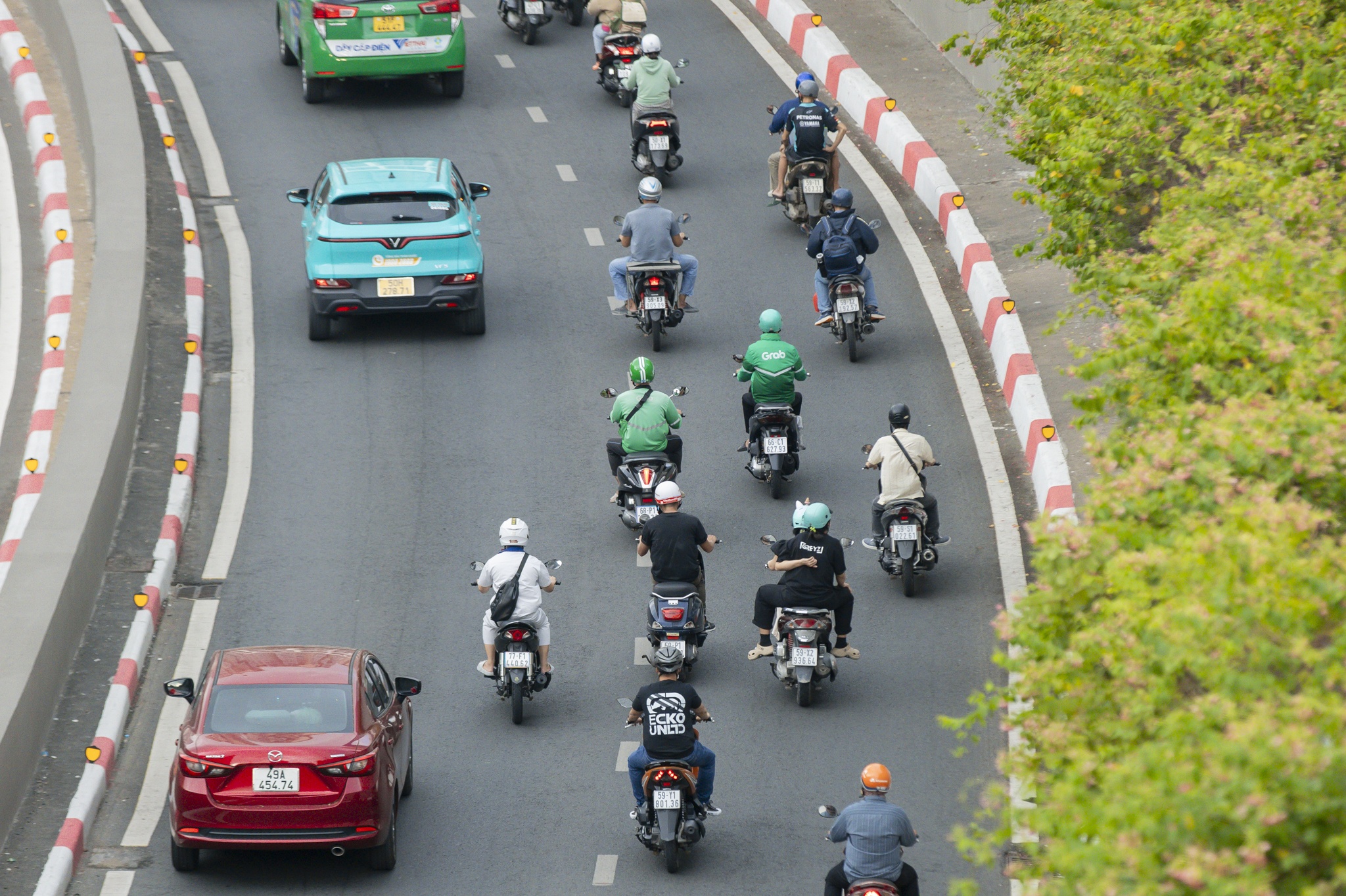 Dieu nay se xay ra khi 400.000 tai xe TP.HCM chuyen sang xe dien hinh anh