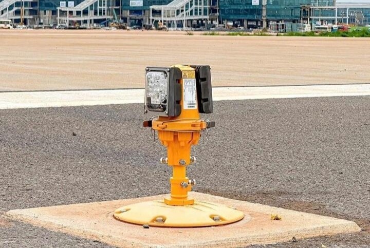 Lắp đèn đường băng sân bay Long Thành phục vụ bay hiệu chuẩn