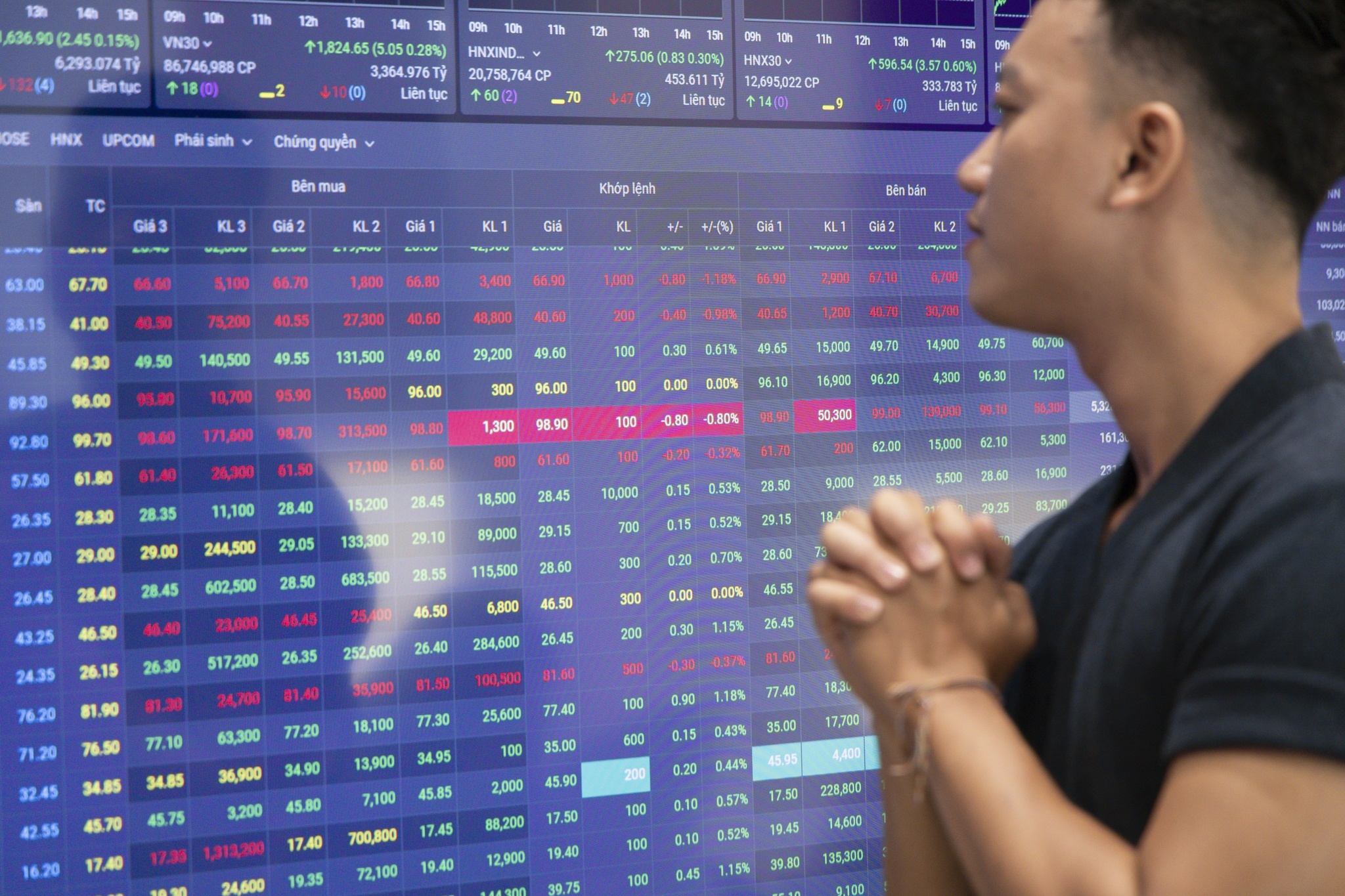 Vi sao VN-Index rot 95 diem chi trong mot phien? hinh anh