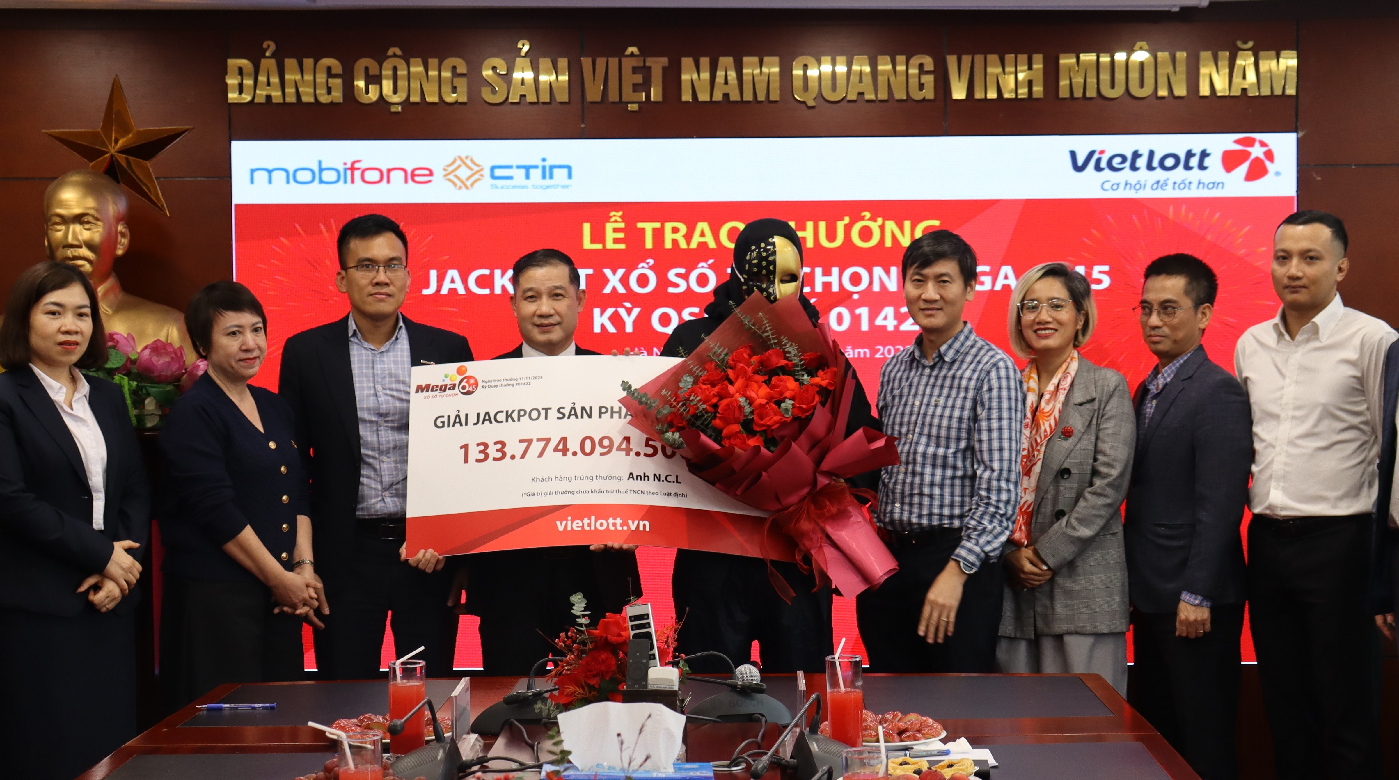 Trung doc dac 133 ty sau 2 nam kien tri mua so theo ngay sinh hinh anh