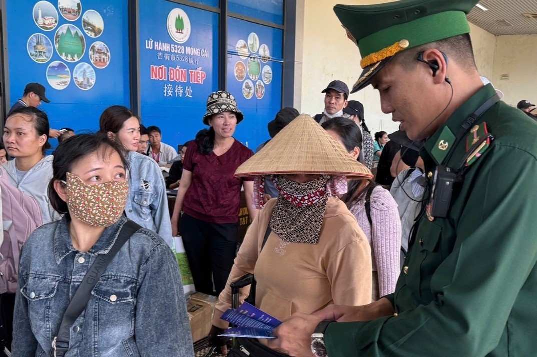 Tang dot bien nguoi xuat nhap canh qua cua khau Mong Cai hinh anh