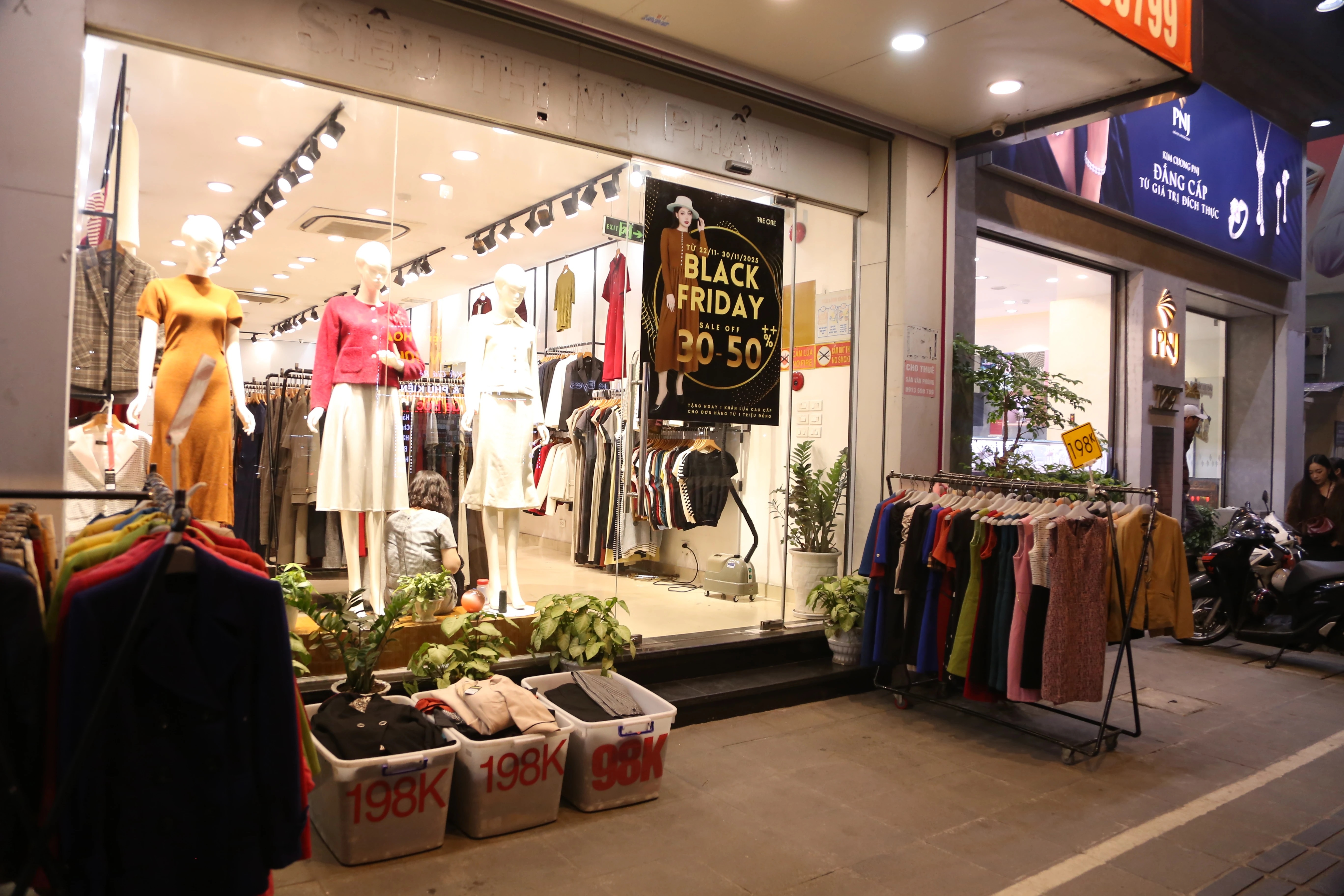 La liet hang giam gia ngay Black Friday, khach van eo uot hinh anh