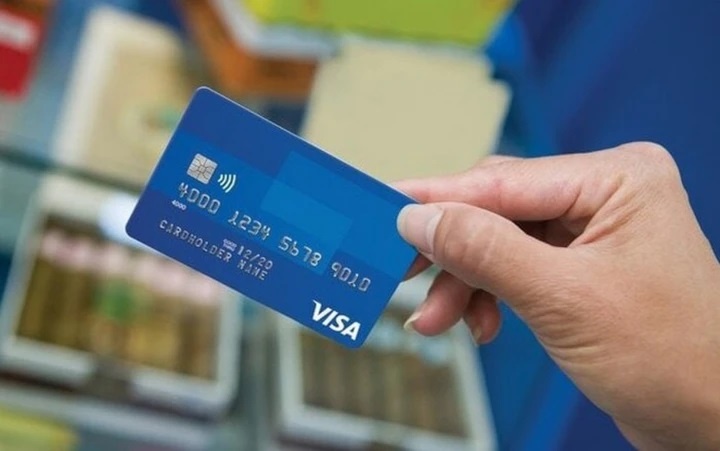 Thu phi tai khoan duoi 500.000 dong/thang, ngan hang nguy co mat khach hinh anh