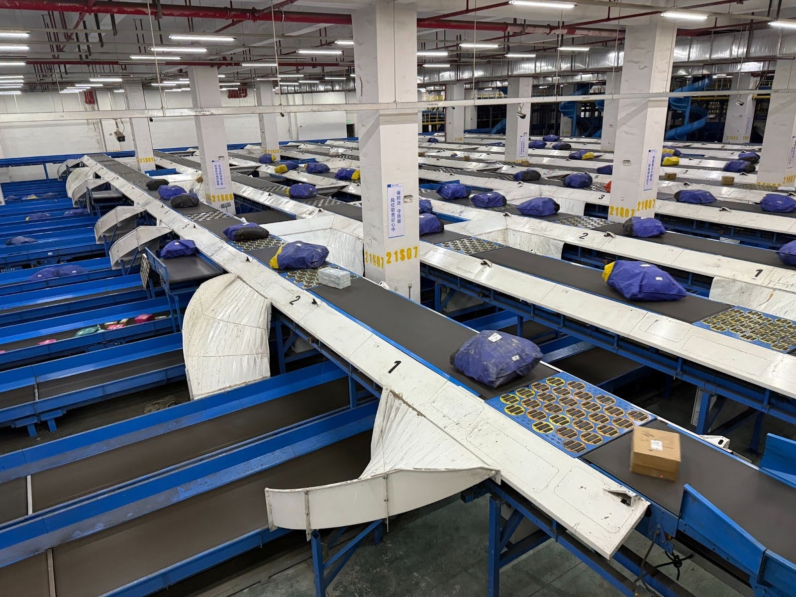 Moi giay troi qua lai co hon 6.000 don hang duoc ship o Trung Quoc hinh anh