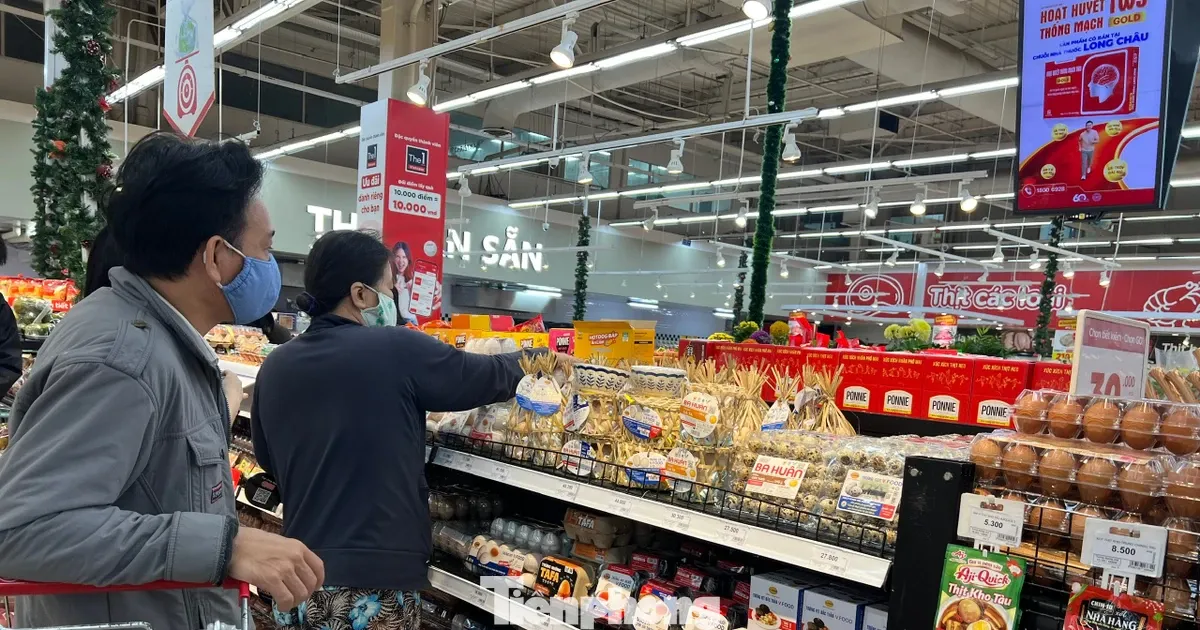 Gia trung tang manh, thit heo... 'nhap nhom' hinh anh