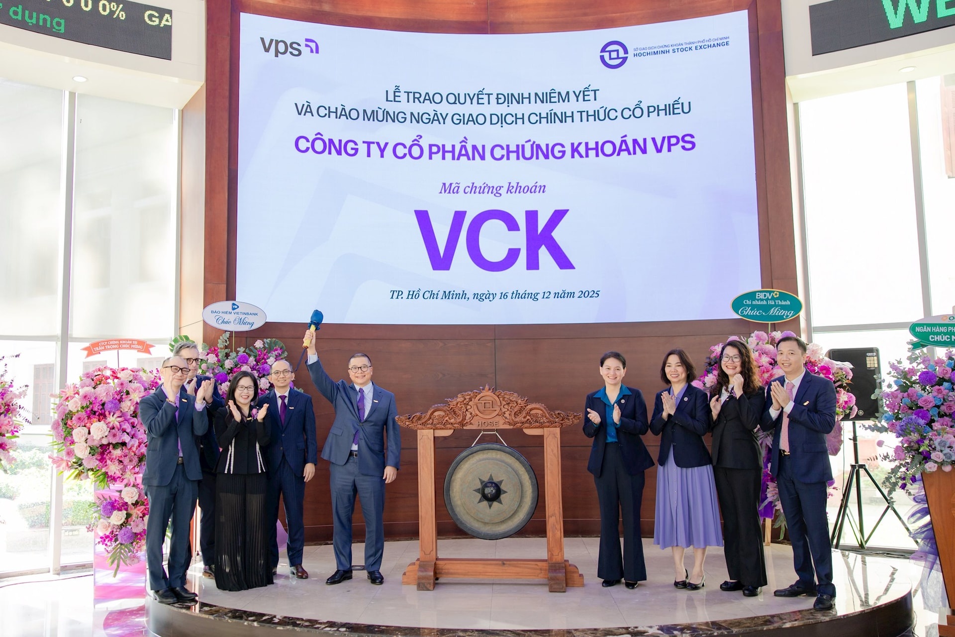 Ngay dau len san, co phieu Chung khoan VPS da giam hon 15% hinh anh