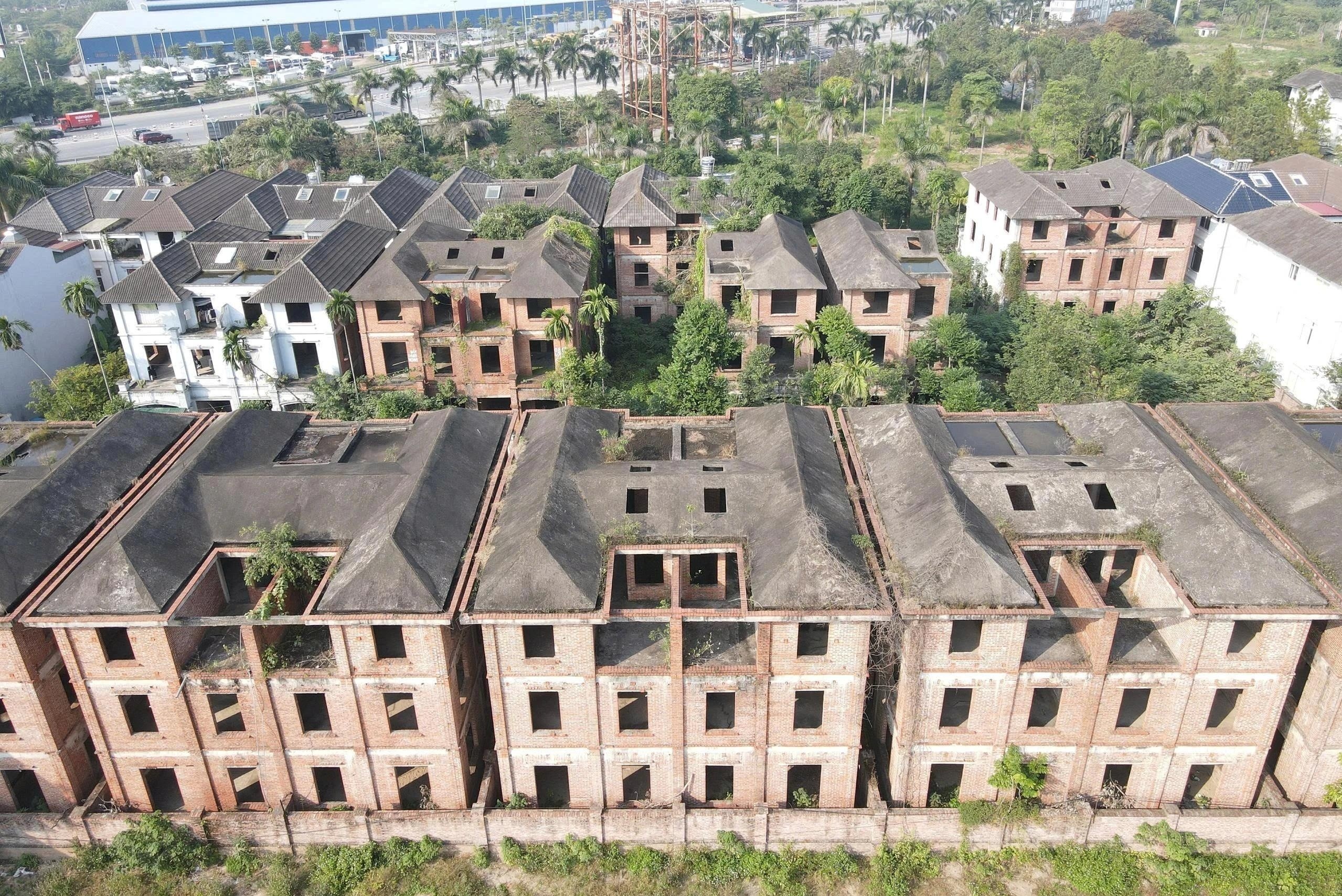 Biet thu chuc ty 'dap chieu' giua khu do thi hoang o Bac Ninh hinh anh