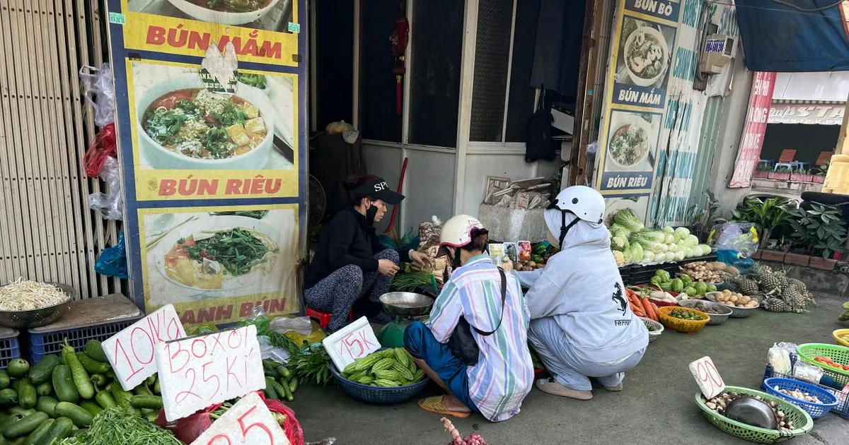 Hang loat rau cu bat ngo chi con 10.000 dong/kg hinh anh