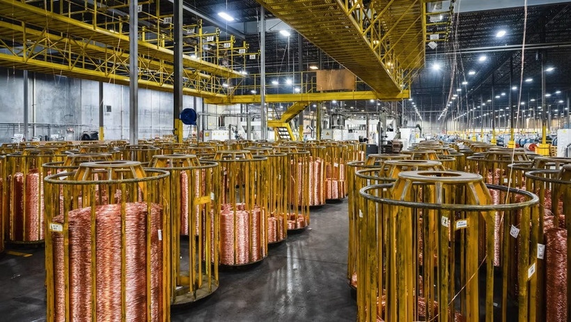 Gia dong thiet lap ky luc moi, cham muc 13.173 USD mot tan hinh anh