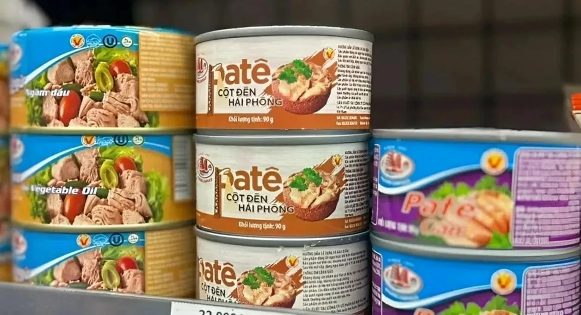 Ha Noi: Nguoi tieu dung tay chay, sieu thi dung ban 'pate cot den' hinh anh