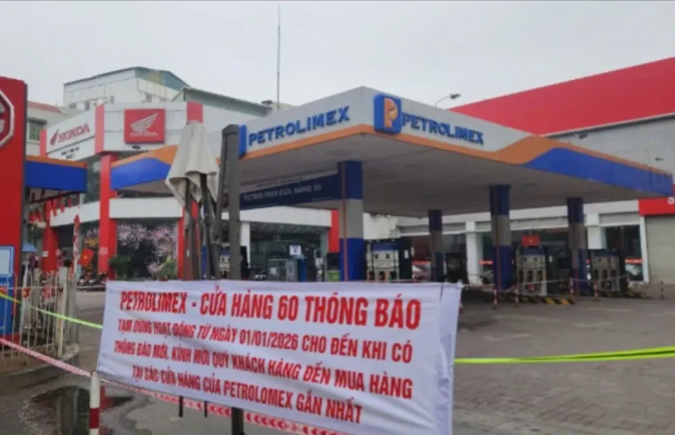 Ly do mot so cay xang o Ha Noi dong cua hinh anh