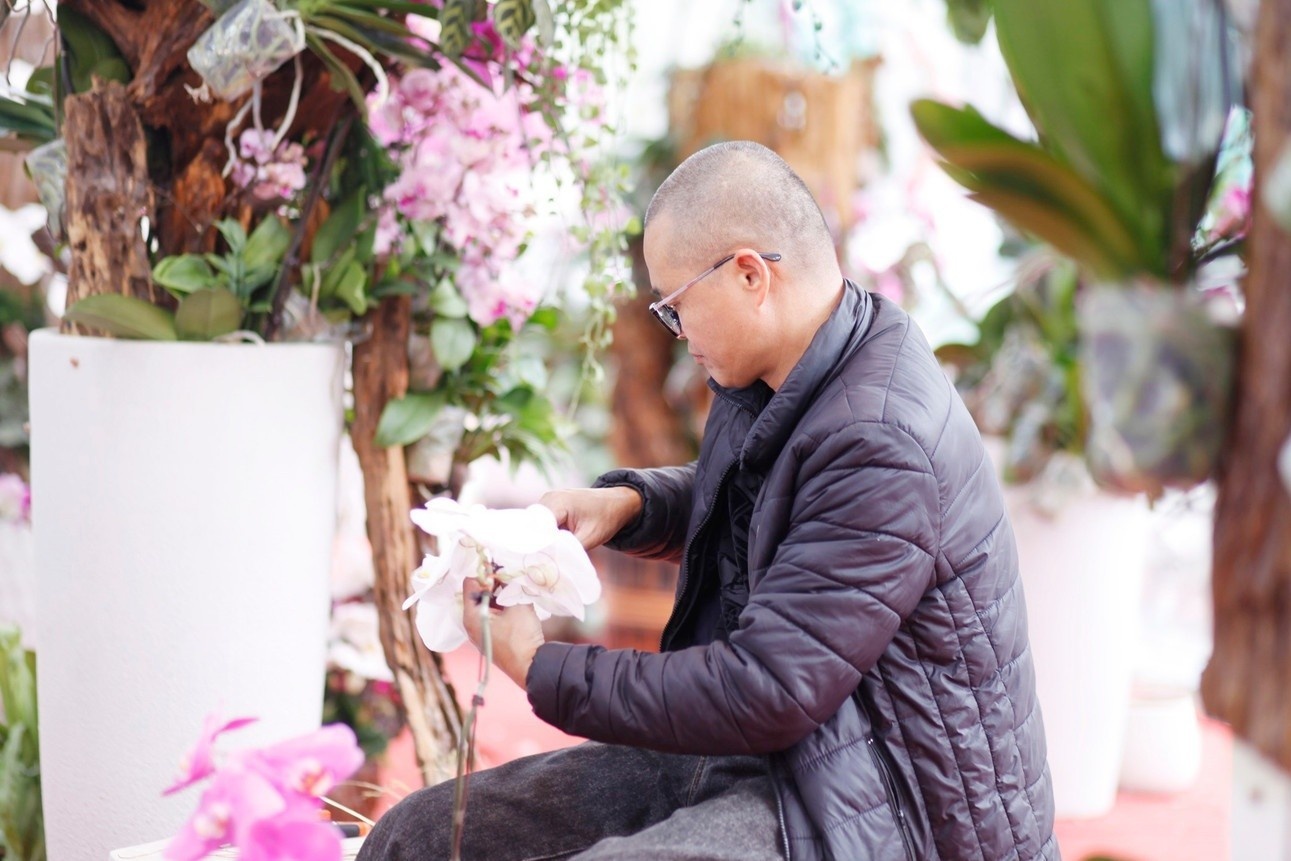 Bo hang ty dong buon hoa Tet roi ngong khach... mat an, mat ngu hinh anh