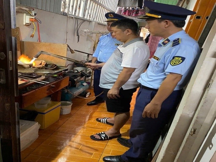 Mot tiem vang bi buoc tieu huy 3 vong tay vang vi gia nhan hieu hinh anh