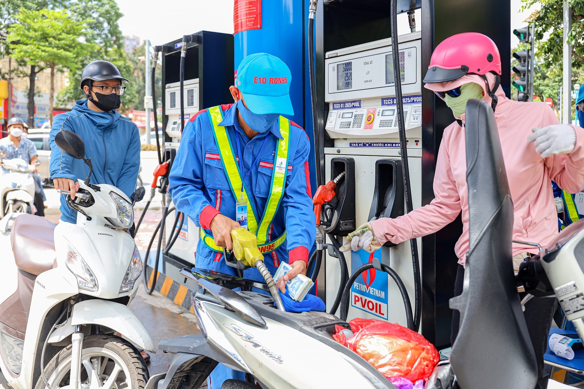 Thi truong xang dau Viet Nam co bi anh huong boi chien su Trung Dong? hinh anh