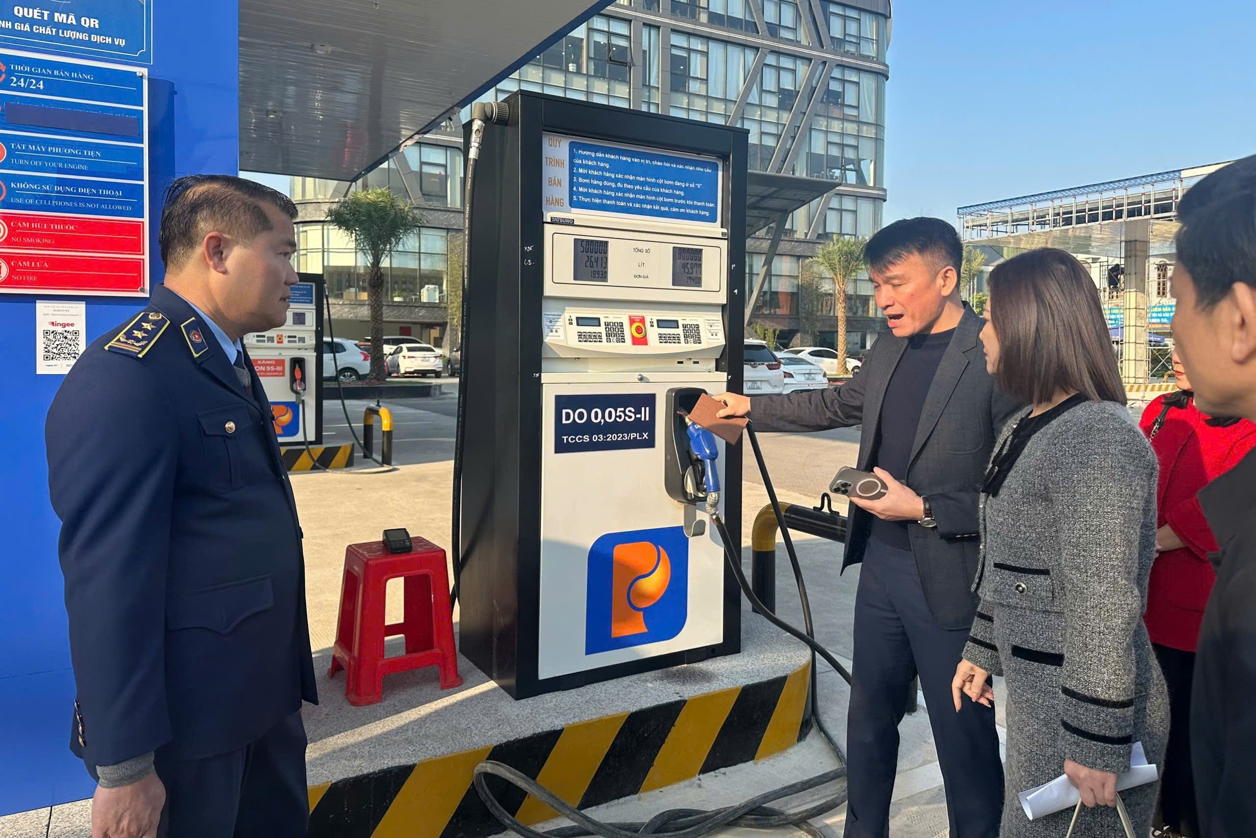 Bo Cong Thuong hoa toc yeu cau tang cuong kiem tra kinh doanh xang dau hinh anh