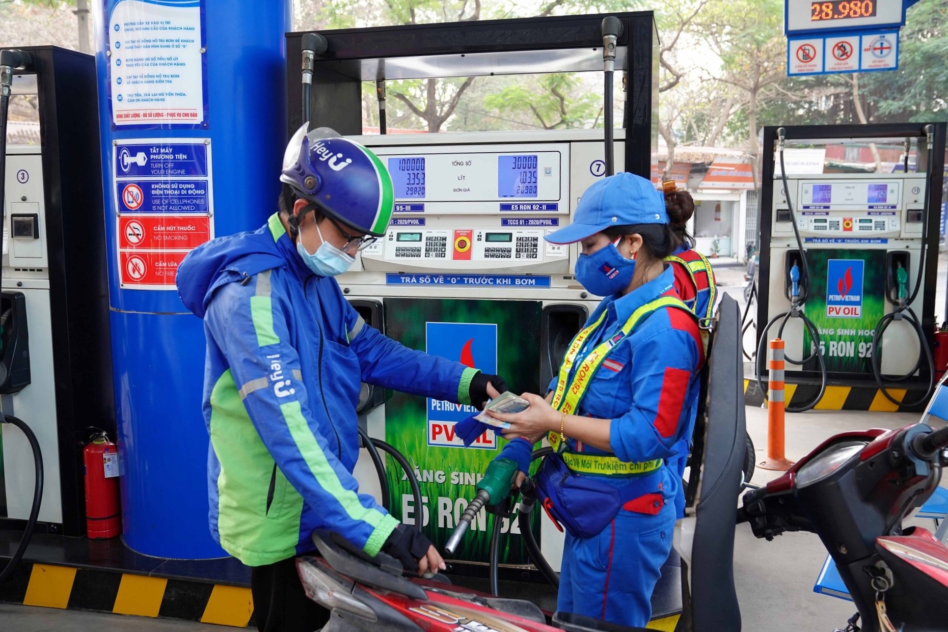 Bo Cong Thuong ra chi dao 'nong' voi cac dau moi phan phoi xang dau hinh anh