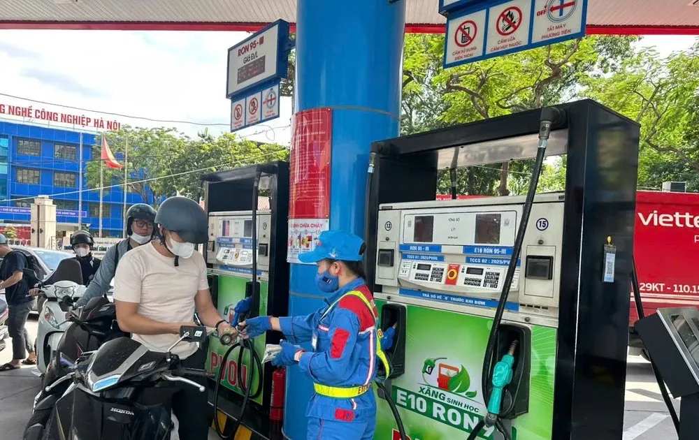 Chua ghi nhan phan hoi tieu cuc ve xang E5, E10 hinh anh