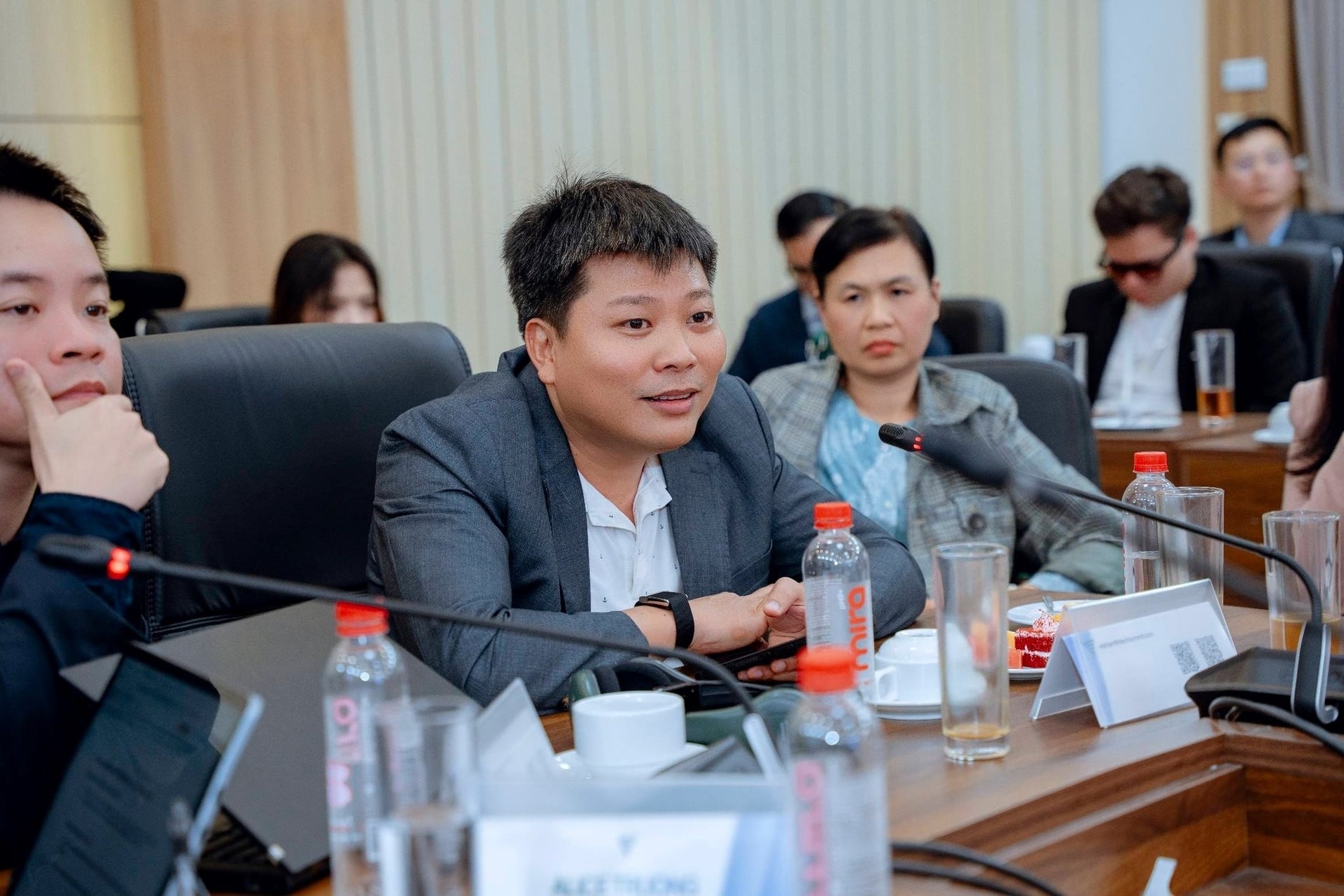 Chan dung 2 doanh nhan dung sau vu tien so ONUS, HanaGold hinh anh