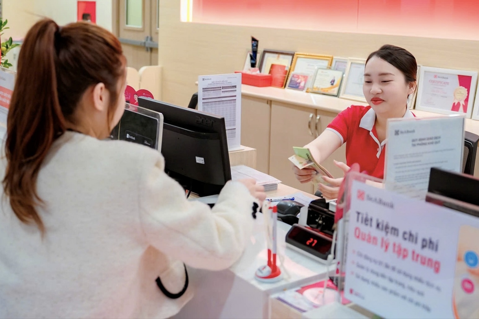 Nha dau tu rut khoi vang, do tien sang ngan hang va bat dong san hinh anh