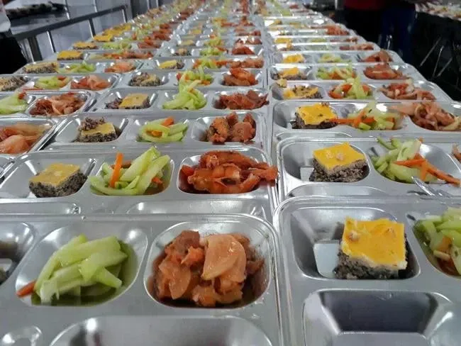 Vu thit lon dich vao truong hoc: Thay gi ve thi truong suat an ty USD? hinh anh