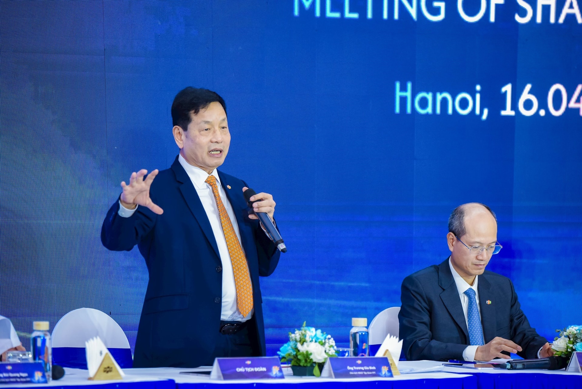 Chu tich FPT tiet lo cac thanh vien trong 'lien minh duong sat' hinh anh