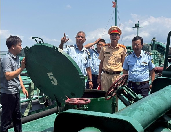 Phat hien tau cho 10.000 lit dau DO lau neo tai TP.HCM hinh anh