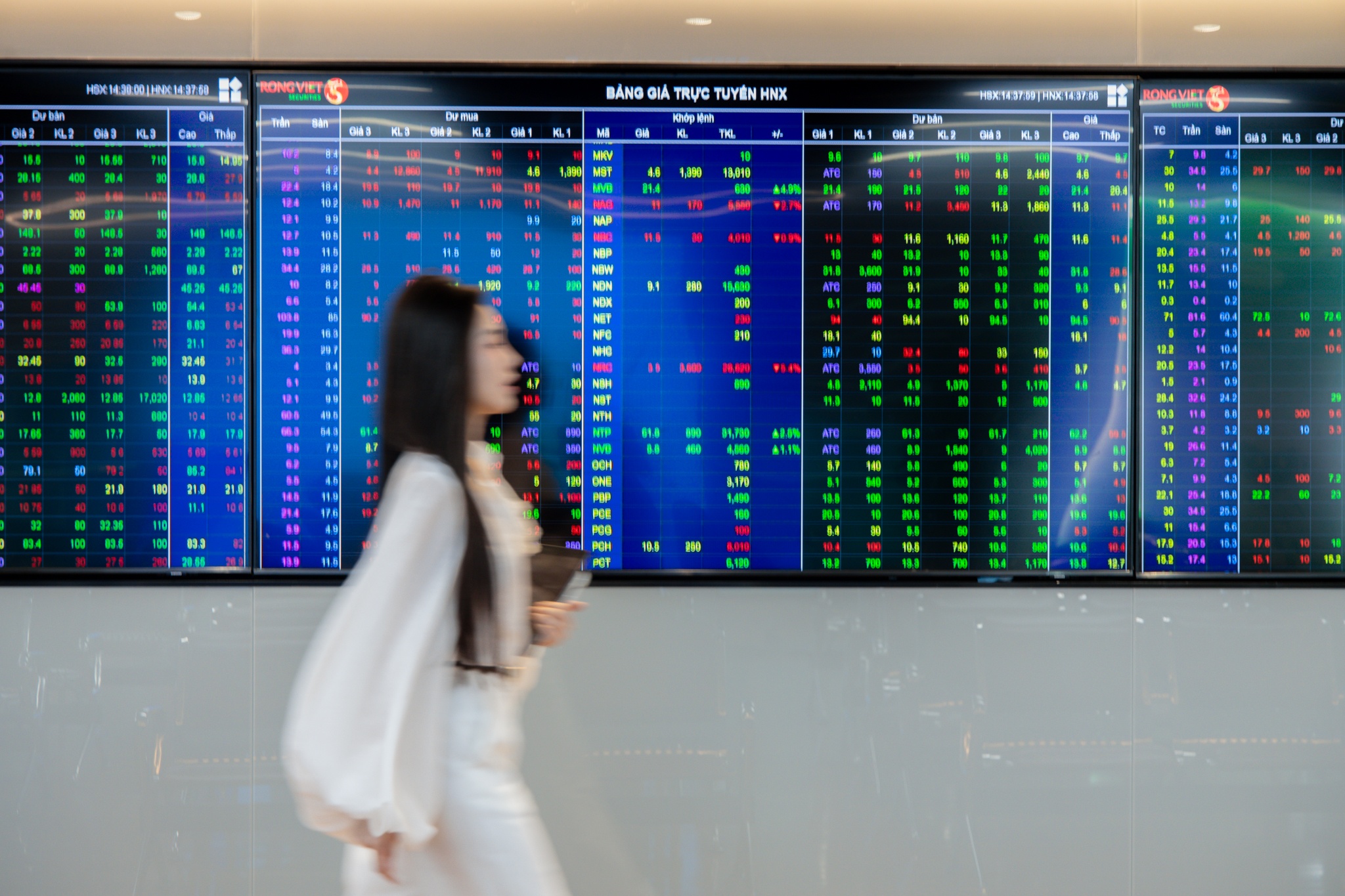 Nha dau tu nuoc ngoai mang gan 2.000 ty 'roi' san chung khoan hinh anh