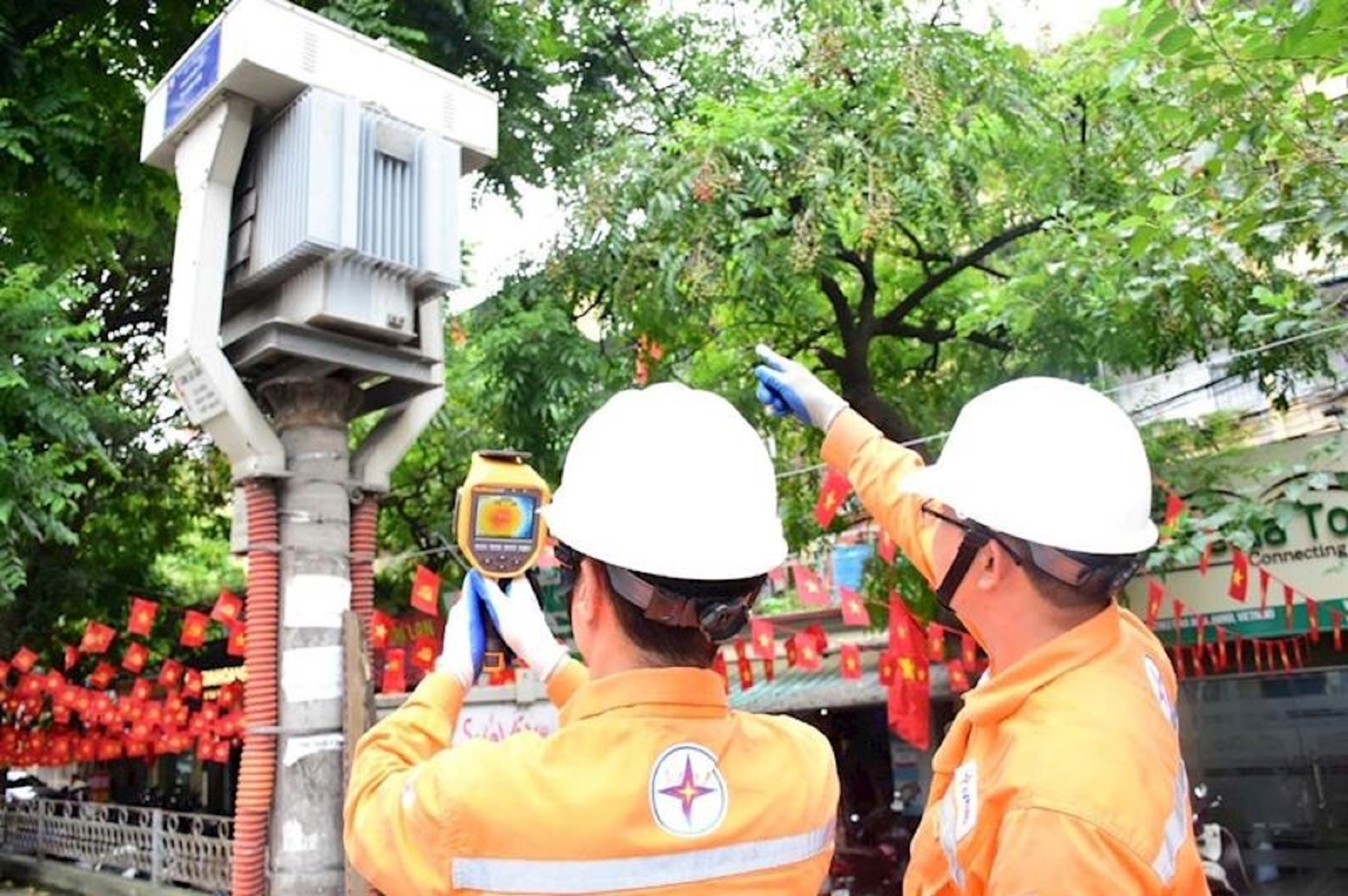 Nhieu noi mat dien giua nang nong dinh diem, EVN noi gi? hinh anh