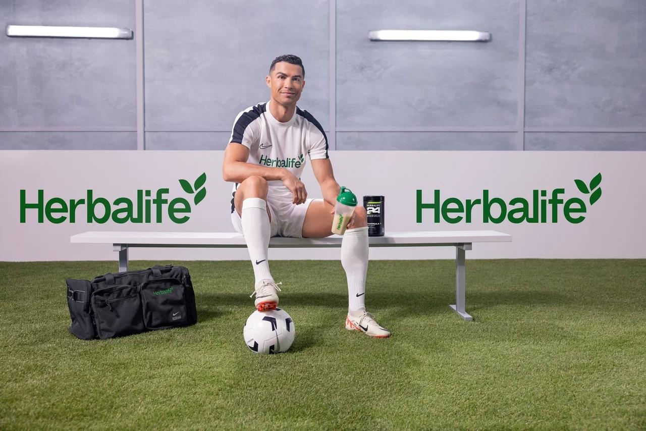 Cong ty da cap do Ronaldo quang cao 'kiem dam' tai Viet Nam hinh anh