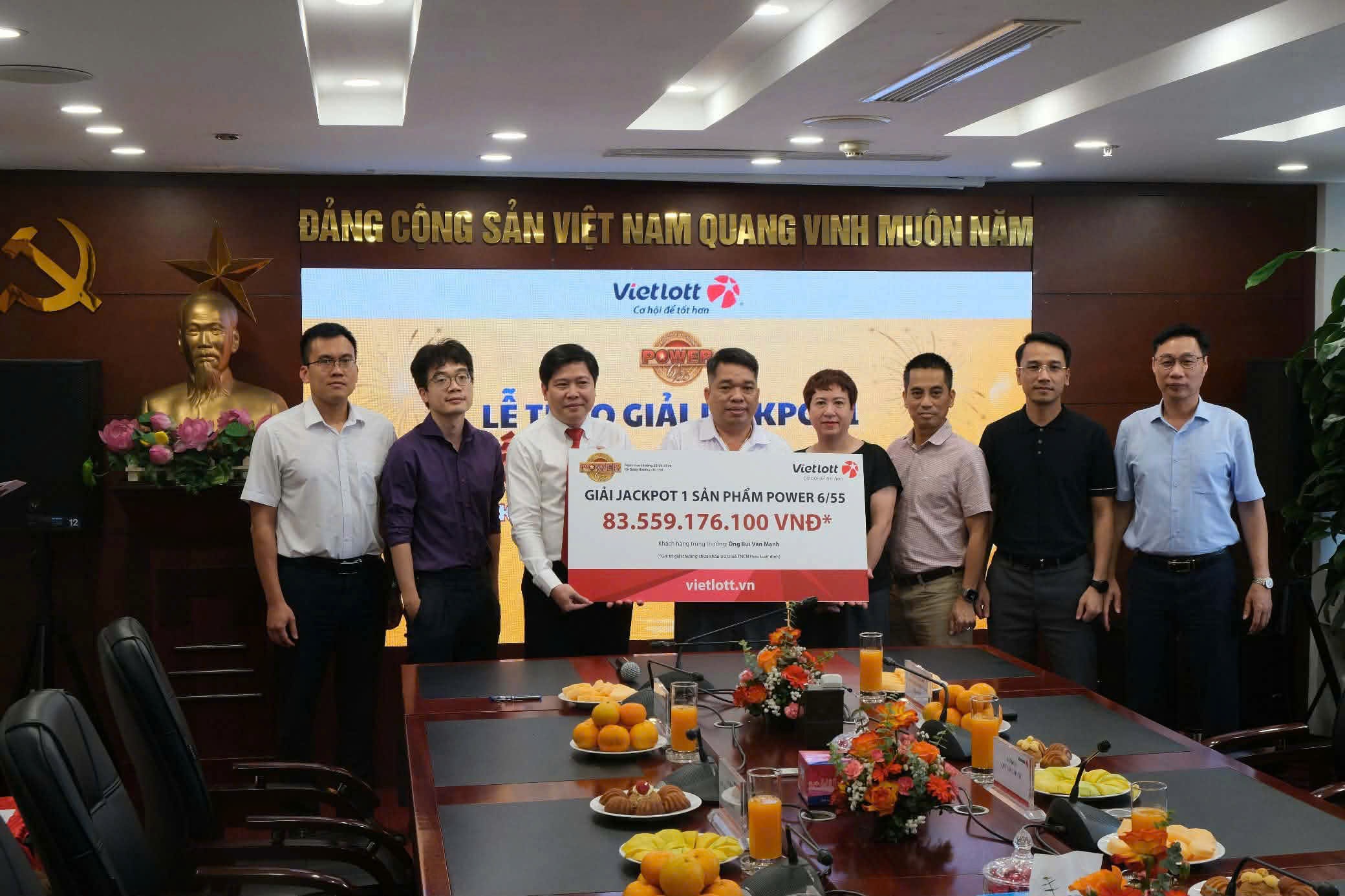 Mot nguoi trung so Vietlott 83 ty dong quyet dinh khong deo mat na hinh anh