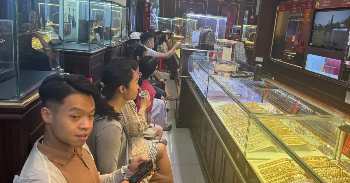 Lo ngay 4 trieu dong/luong, vi sao nhieu nguoi van xep hang mua vang? hinh anh