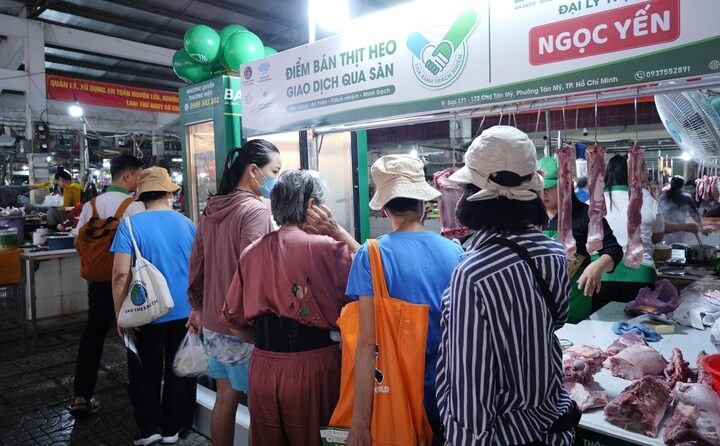 TP.HCM thi diem ban thit heo qua san giao dich tai cho truyen thong hinh anh
