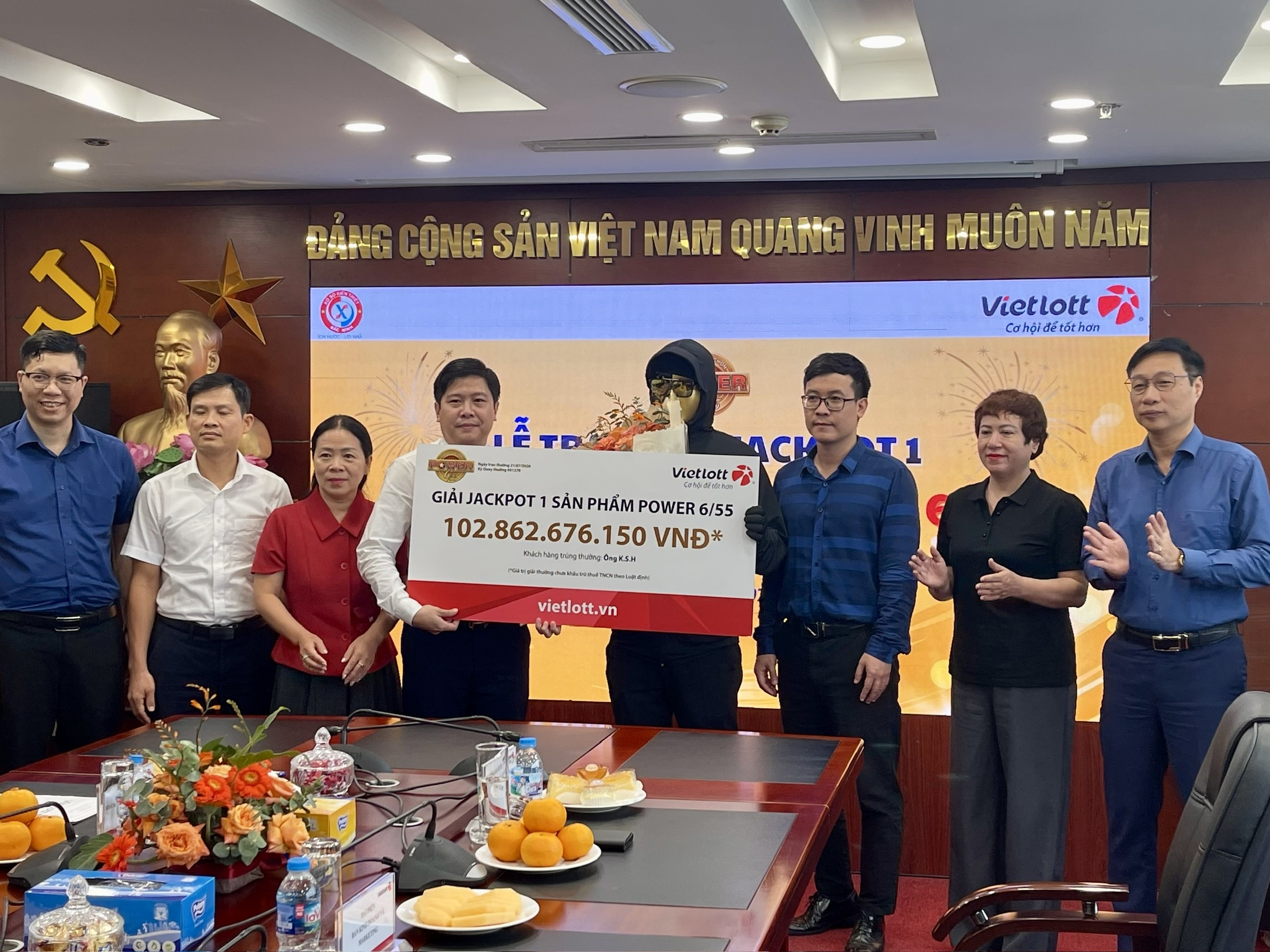 Lần đầu tiên có người nước ngoài trúng số Vietlott hơn 100 tỷ đồng