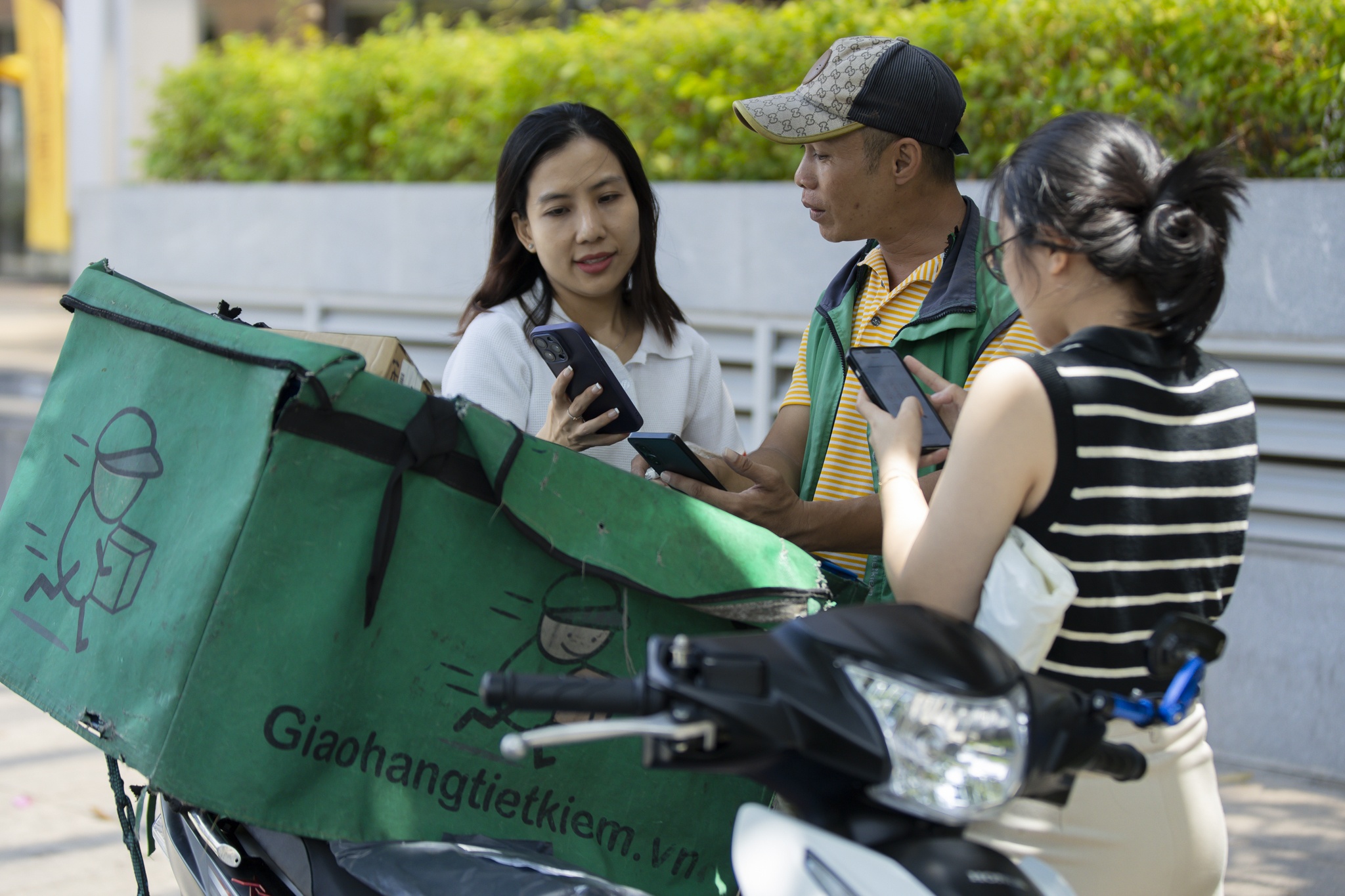 Người tiêu dùng nay phải 'soi giá' từng đơn hàng online